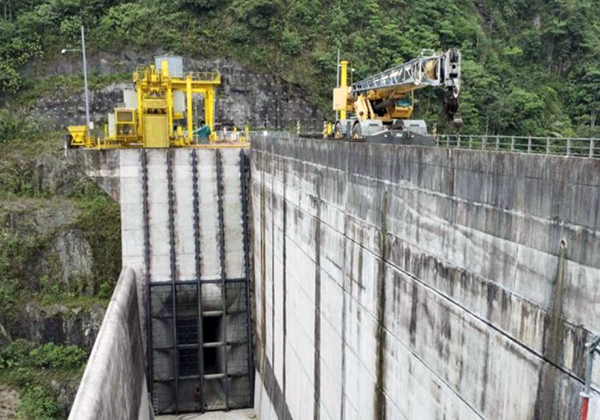 Comenzó la operación de una turbina de la central Alluriquín