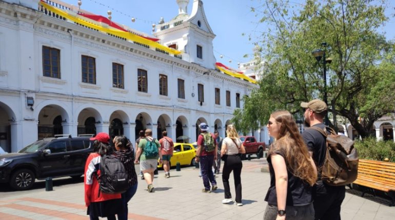 Ecuador inicia 2025 con feriado extendido y menor IVA