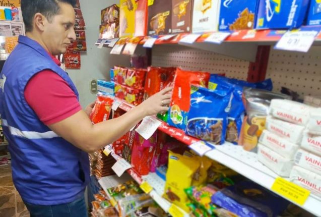 Encuentran 900 productos caducados en canastas navideñas