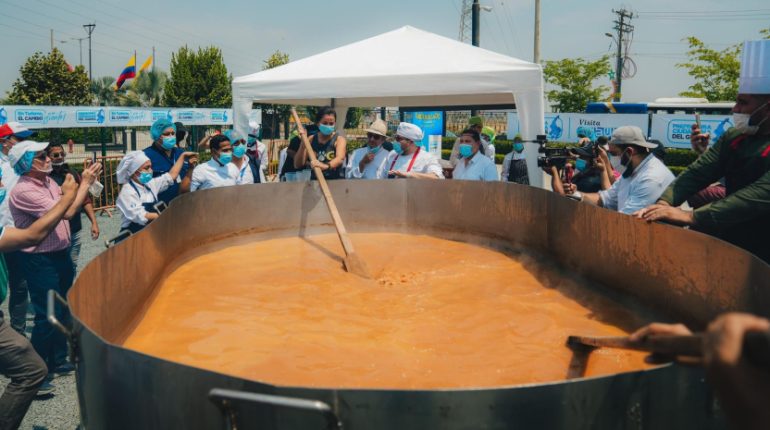 Guayas cocina el encebollado más grande y rompe récord mundial