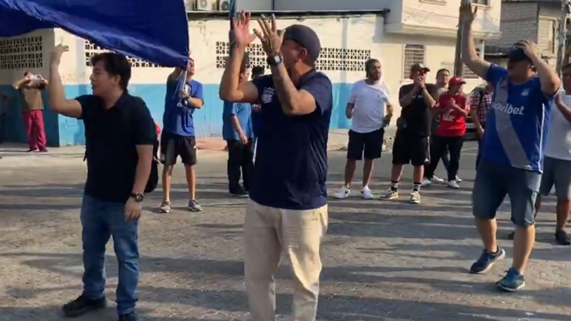 ecuador 221 hinchas-de-emelec-exigen-renuncias-con-planton-en-el-capwell.ecuador221.com_.ec_ Hinchas de Emelec exigen renuncias con plantón en el Capwell