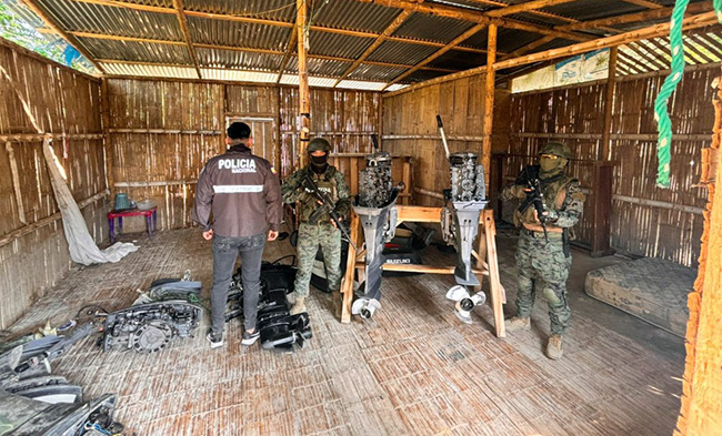 militares-decomisan-motores-fuera-de-borda-robados-ecuador221.com_.ec_ Militares decomisan motores fuera de borda robados