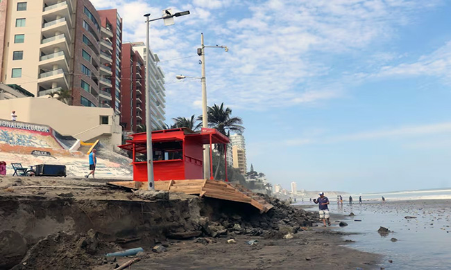 Oleajes dejan dos fallecidos y daños en cuatro cantones de Manabí
