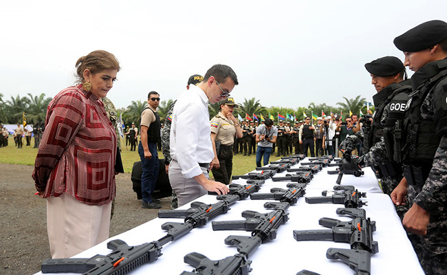 presidente-noboa-entrego-1782-fusiles-a-la-policia-en-los-rios-ecuador221.com_.ec_ Presidente Noboa entregó 1.782 fusiles a la Policía en Los Ríos