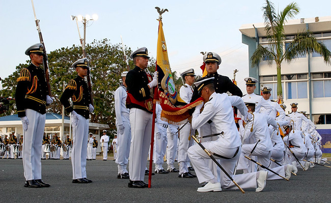 Presidente Noboa lideró ceremonia de graduación de oficiales de la Armada