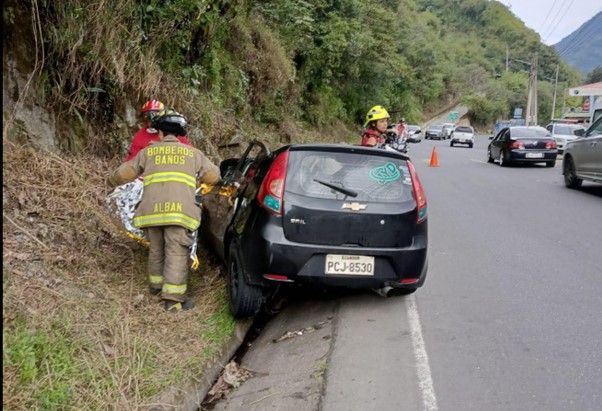 Roca gigante causa tragedia en vía Baños-Puyo, Tungurahua