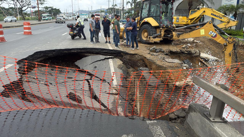 socavon-obliga-cierre-vial-en-leon-febres-cordero.ecuador221.com_.ec_ Socavón obliga cierre vial en León Febres Cordero