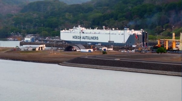 Trump dice que podría exigir que el Canal de Panamá sea devuelto a Estados Unidos