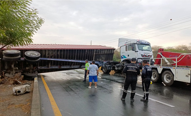 un-trailer-se-volco-en-la-via-a-la-costa-ecuador221.com_.ec_ Un tráiler se volcó en la vía a la Costa