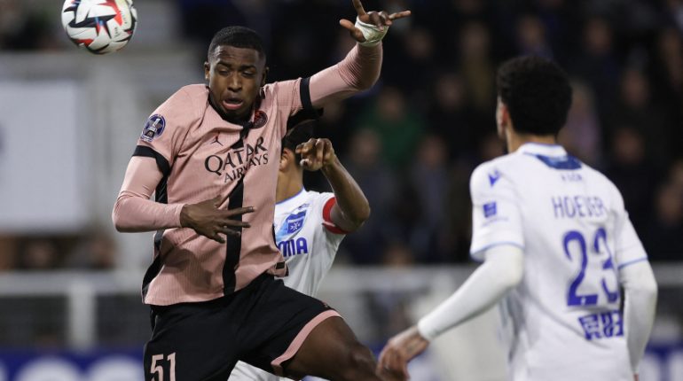 Willian Pacho destaca en el empate del PSG ante Auxerre
