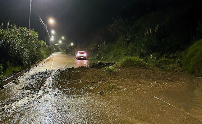 Vía Cuenca-Girón habilitada de manera parcial por deslizamiento