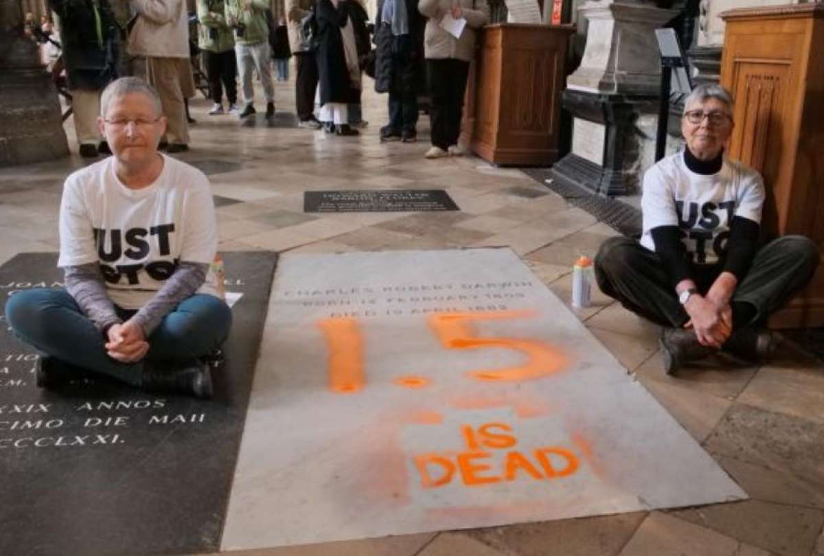 activistas-pintan-la-tumba-de-darwin-como-protesta-climatica.ecuador221.com_.ec_ Activistas pintan la tumba de Darwin como protesta climática