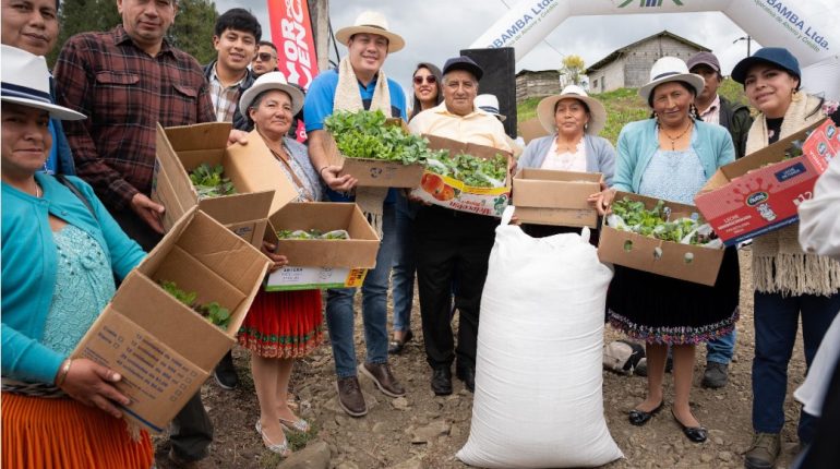 Alcalde Zamora entrega kits alimenticios e inaugura invernadero