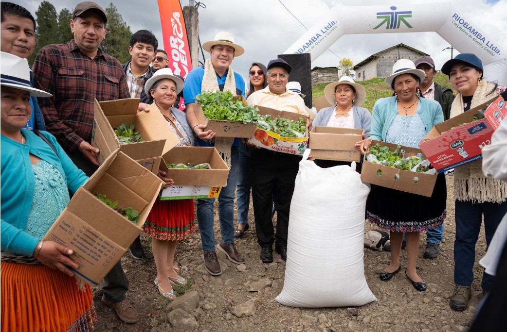 alcalde-zamora-entrega-kits-alimenticios-e-inaugura-invernadero-ecuador221.com_.ec_ Alcalde Zamora entrega kits alimenticios e inaugura invernadero