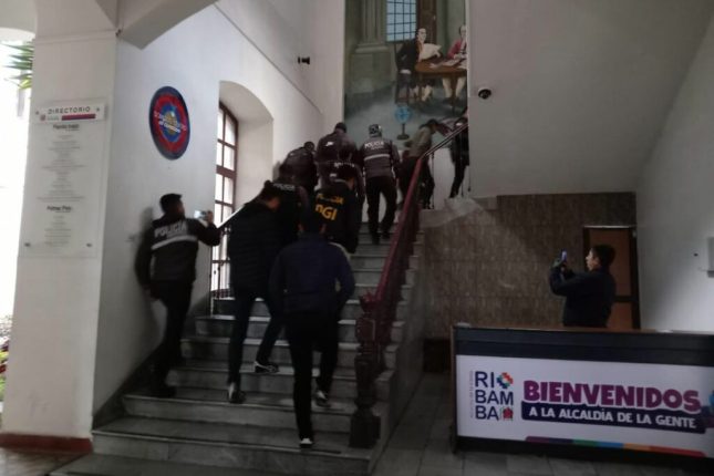 Concejales de Riobamba detenidos en red de corrupción municipal