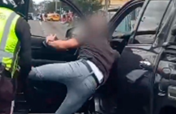 Conductor sin licencia intentó huir y fue capturado en Quito