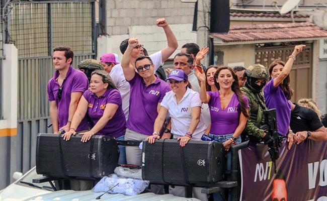 Daniel Noboa lidera encuesta para la primera vuelta electoral