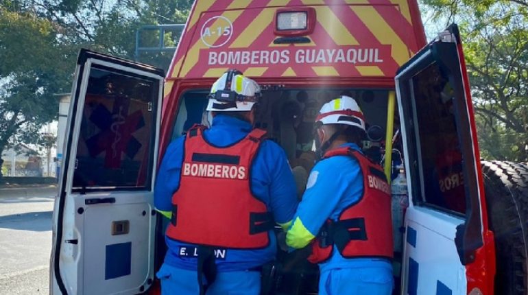 Delincuentes obligaron a bomberos a trasladar un cadáver en Guayaquil