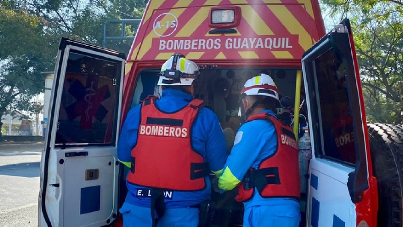 delincuentes-obligaron-a-bomberos-a-trasladar-un-cadaver-en-guayaquil.ecuador221.com_.ec_ Delincuentes obligaron a bomberos a trasladar un cadáver en Guayaquil