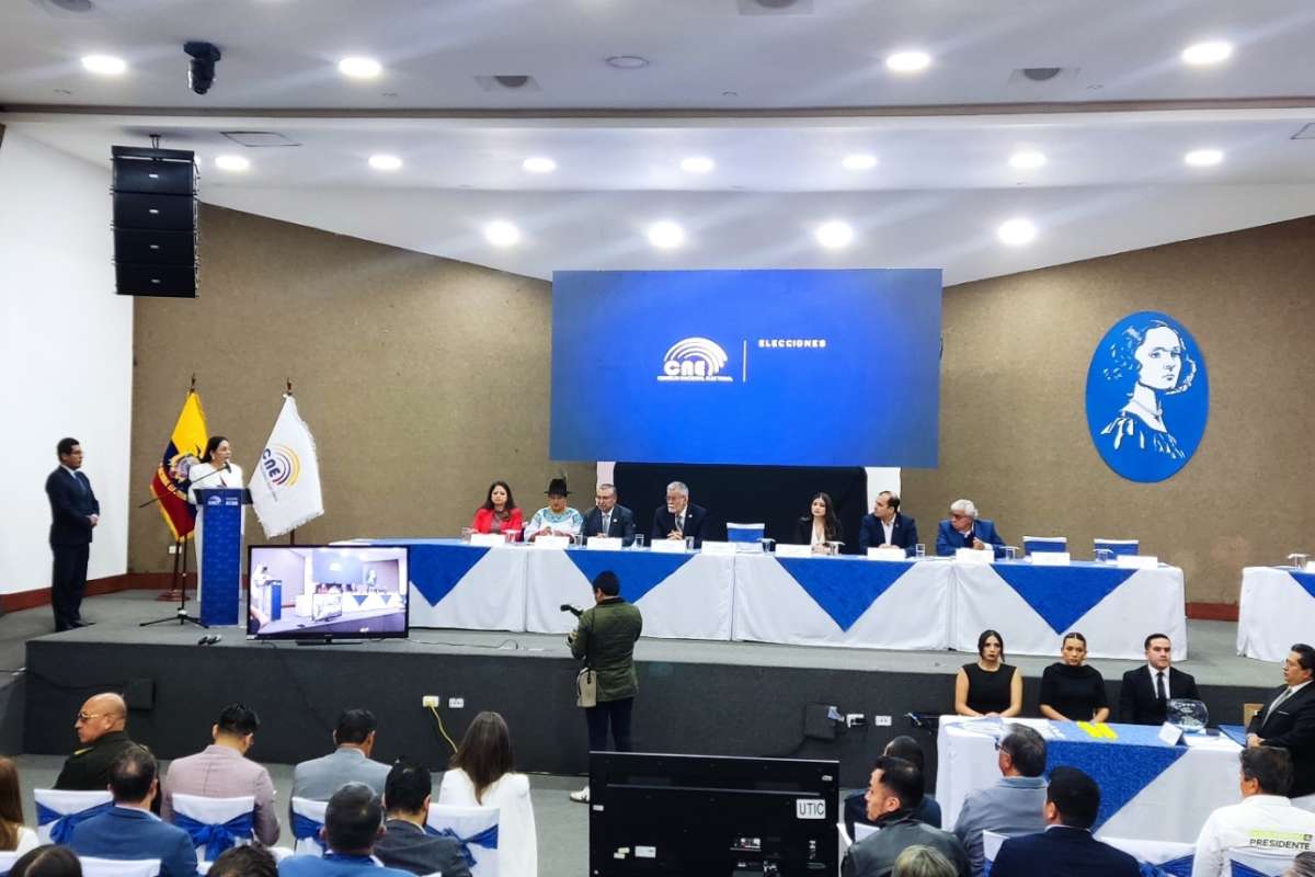 ecuador 221 detalles-clave-del-debate-presidencial-2025-en-ecuador.ecuador221.com_.ec_ Detalles clave del Debate Presidencial 2025 en Ecuador