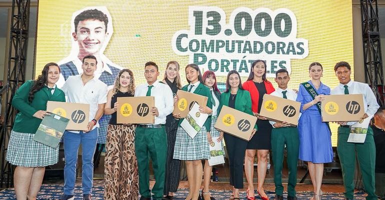 Entregan 13.000 computadoras para bachilleres en Los Ríos