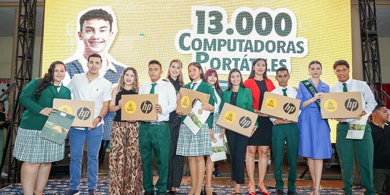 ecuador 221 entregan-13.000-computadoras-para-bachilleres-en-los-rios.ecuador221.com_.ec_ Entregan 13.000 computadoras para bachilleres en Los Ríos