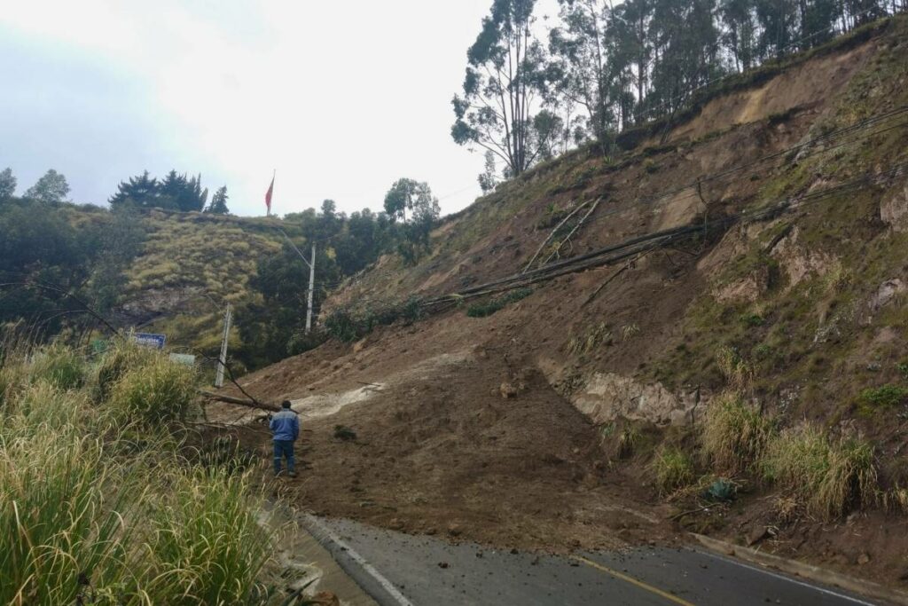 fuertes-lluvias-causan-inundaciones-y-deslizamientos-en-ambato-y-riobamba.ecuador221.com_.ec_ Fuertes lluvias causan inundaciones y deslizamientos en Ambato y Riobamba