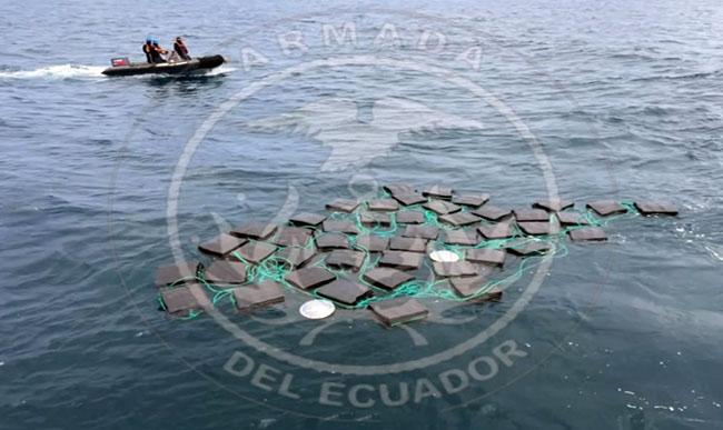 Guardacostas hallaron 45 bultos de droga en el mar