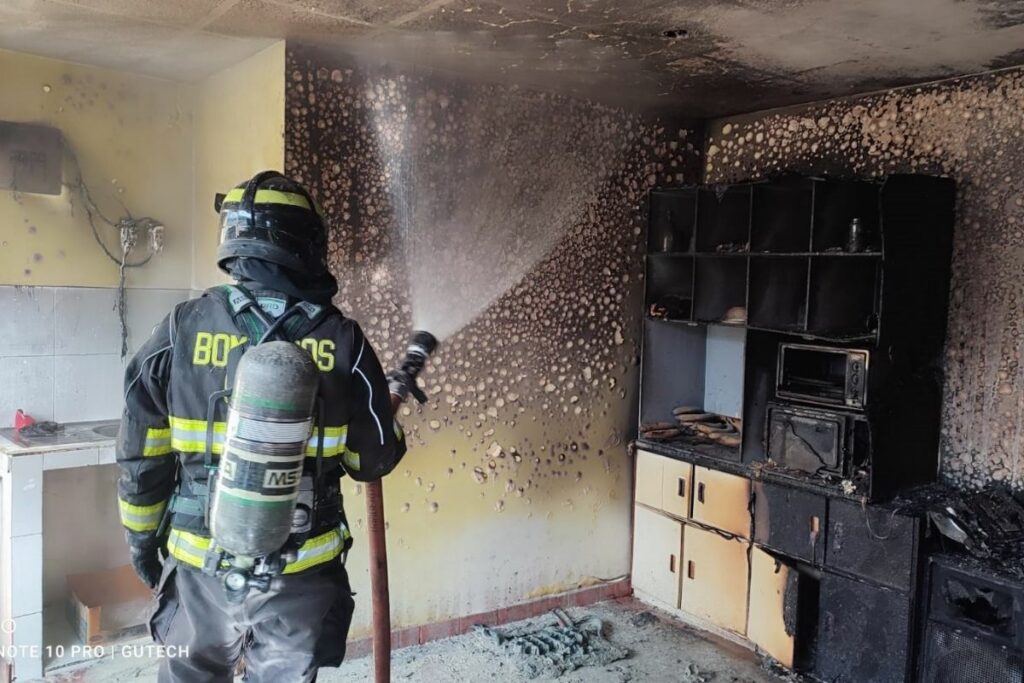 incendio-en-quito-deja-un-herido-y-danos-materiales.ecuador221.com_.ec_ Incendio en Quito deja un herido y daños materiales