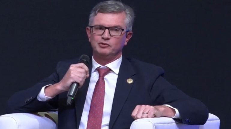 Ministro de Finanzas resalta medidas fiscales para proteger la dolarización