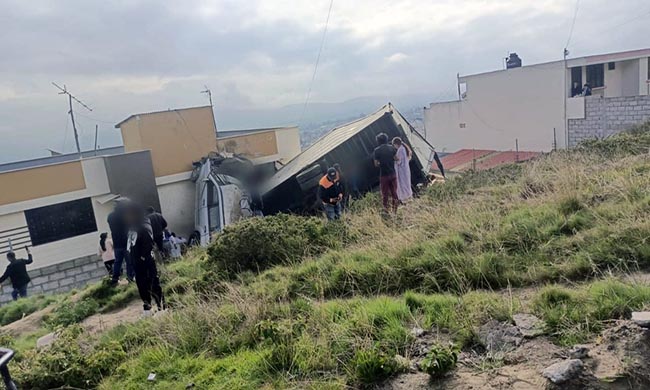 multiple-accidente-en-la-via-ecologica-de-ambato-ecuador221.com_.ec_ Múltiple accidente en la vía Ecológica de Ambato