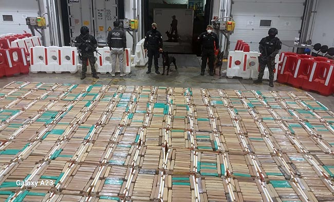 Policía incauta 2.488 bloques de cocaína en Posorja