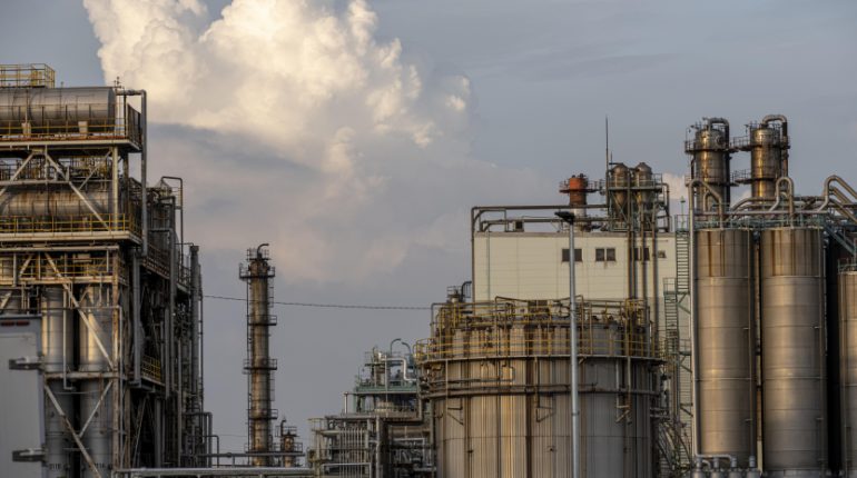 Precio del WTI alcanza USD 80, impulsado por reservas