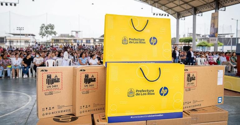 Prefectura facilita inscripción para entrega de computadoras portátiles
