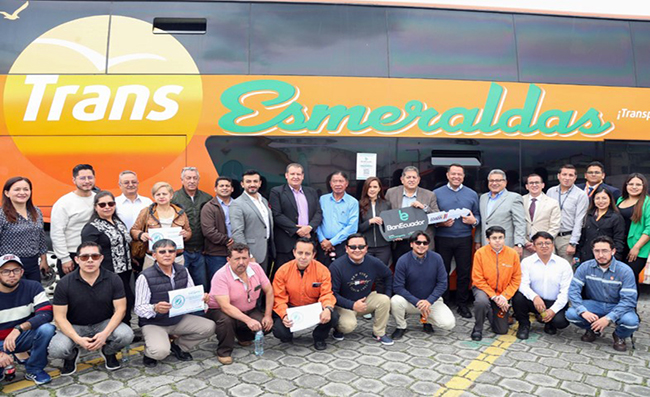 BanEcuador entrega créditos a transportistas para renovar unidades