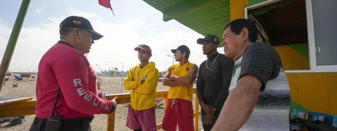 cuerpo-de-bomberos-promueve-seguridad-en-playas-de-manta.ecuador221.com_.ec_ Cuerpo de Bomberos promueve seguridad en playas de Manta