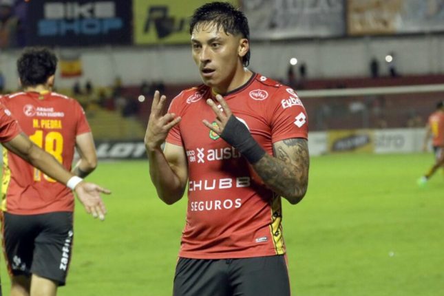 Deportivo Cuenca, líder invicto, sancionado por deuda con exjugador
