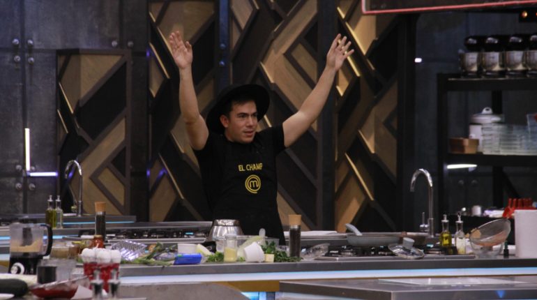 "El Champ" deslumbra con cerdo y evita eliminación en "MasterChef"