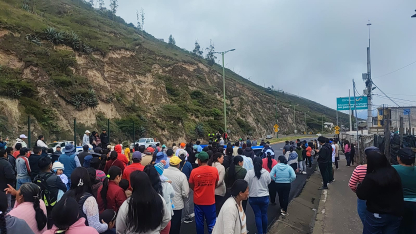 ecuador 221 manifestantes-bloquean-panamericana-norte-y-generan-caos-vial.ecuador221.com_.ec_ Manifestantes bloquean Panamericana Norte y generan caos vial