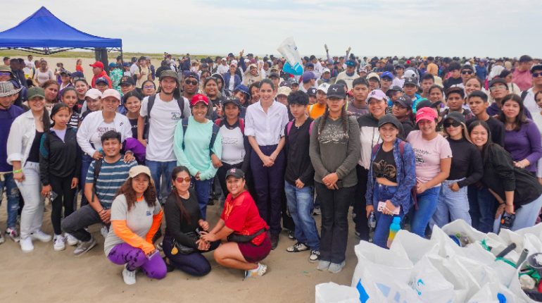Más de 600 jóvenes de Guayas limpian Playas de Villamil