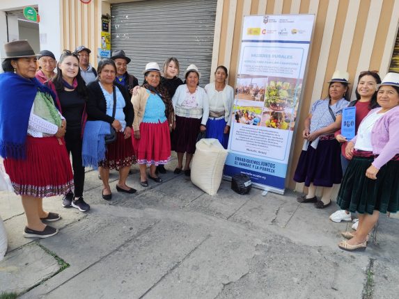 Mujeres rurales de Azuay impulsan producción con kits agroecológicos