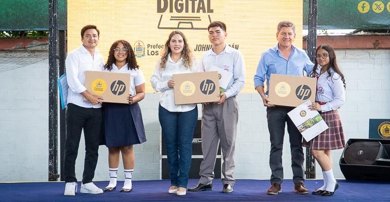 Prefectura impulsa educación digital con entrega de computadoras
