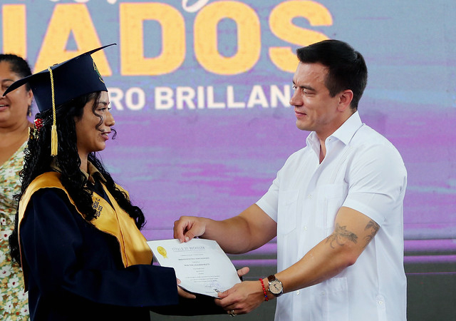 presidente-noboa-estuvo-en-la-graduacion-de-bachilleres-en-el-rocafuerte-ecuador221.com_.ec_ Presidente Noboa estuvo en la graduación de bachilleres en el Rocafuerte