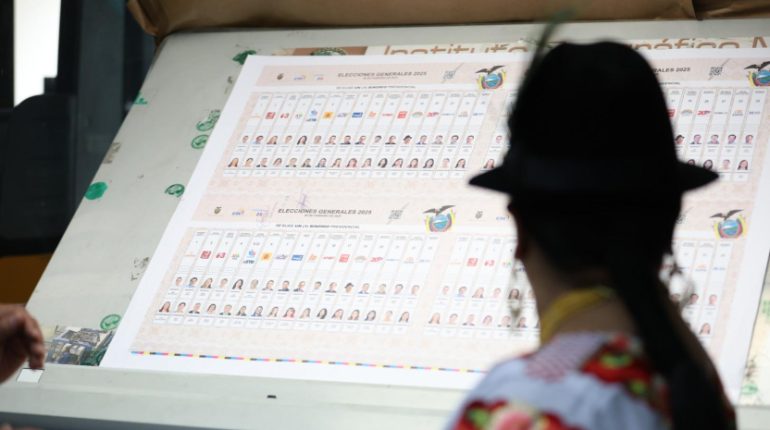 Riesgo país de Ecuador cae a 912 puntos antes de elecciones