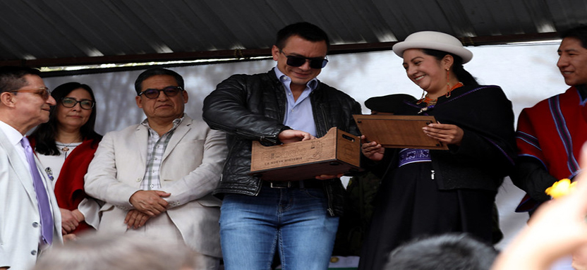 Noboa-y-la-alcaldesa El presidente Daniel Noboa participó en desfile de las frutas y las flores