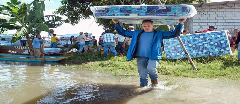Viceprefecto-Carlos-Serrano-1 La ayuda humanitaria llega en canoa a zonas afectadas por el invierno