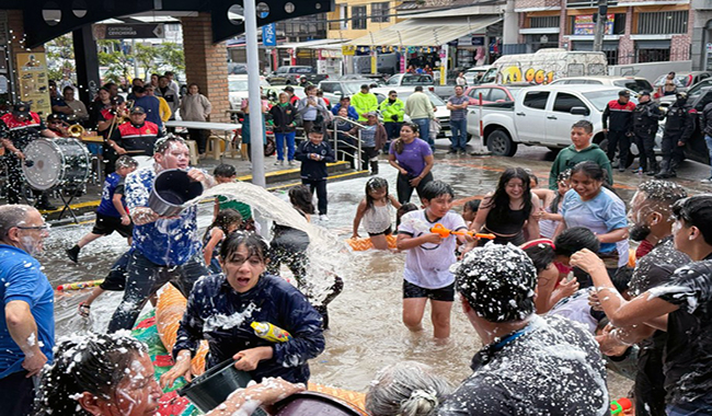 alcalde-zamora-compartio-tradicion-gastronomia-y-alegria-en-los-mercados-ecuador221.com_.ec_ Alcalde Zamora compartió tradición, gastronomía y alegría en los mercados