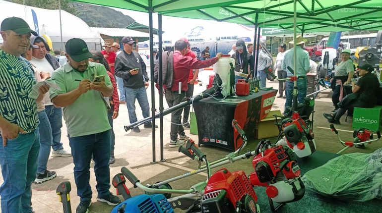 Azuay: Ganaderos reciben subvención para equipos y maquinaria