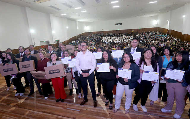 el-gobierno-nacional-entrega-de-becas-y-equipos-tecnologicos-ecuador221.com_.ec_ El Gobierno Nacional entrega de becas y equipos tecnológicos