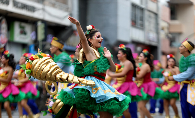 el-presidente-daniel-noboa-participo-en-desfile-de-las-frutas-y-las-flores-ecuador221.com_.ec_ El presidente Daniel Noboa participó en desfile de las frutas y las flores